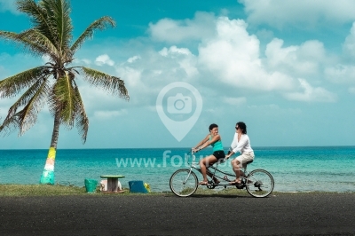 Pareja en tándem, bicicleta en San Andrés Islas
