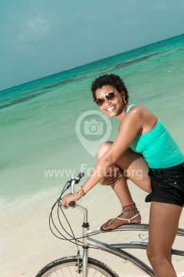 Mujer en bicicleta frente a la playa en San Andrés