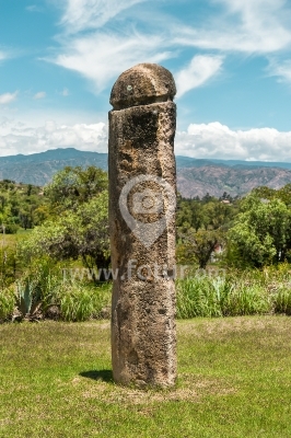 Megalito de forma fálica en el Parque Arqueológico de Moniquir