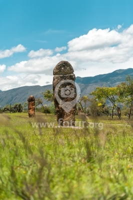 Piedra vertical en forma fálica en el Parque Arqueológico de M