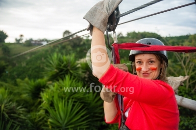 Mujer rubia haciendo canopy
