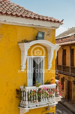 Veraneras en balcón de casa amrilla en Cartagena