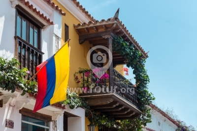 Bandera de Colombia y balcón en Cartagena