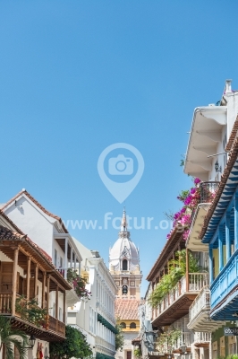 Calles de Cartagena con balcones y cúpula de Catedral