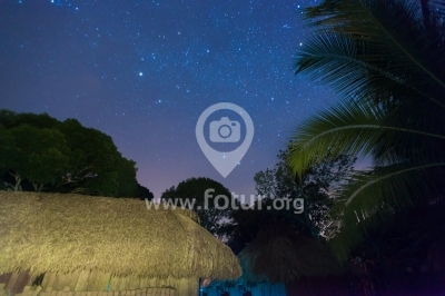 Caserío Arhuaco en la noche en la Sierra Nevada de Santa Marta