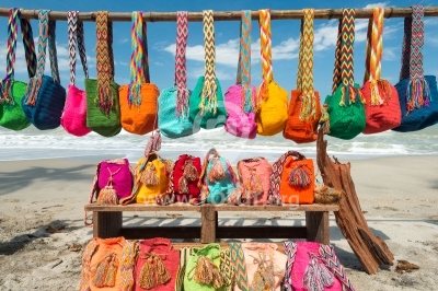 Explosión de color en mochilas colombianas