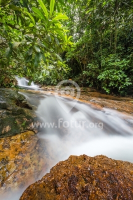 Río de aguas cristalinas en Caquetá en El Paraíso de Pedro