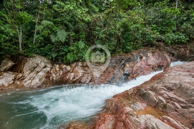 Estrecho río en Las Pailas Caquetá