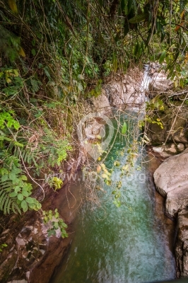 Estrecho río en Las Pailas Caquetá