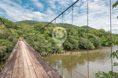 Río Bodoquero y puente colgante