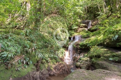 Pequeña cascada que desemboca en el río Sarabando