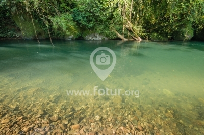 Aguas verde esmeralda Río Horeb, Caquetá