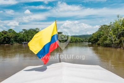 Bandera de Colombia en el Ferry Marco Polo