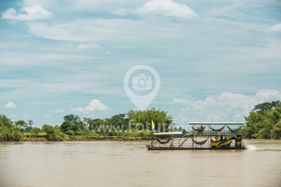 El Ferry de Marco Polo atravesando el Río Orteguaza