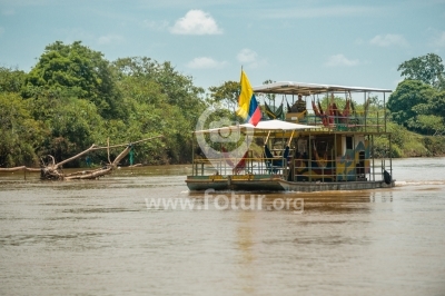 Río Orteguaza paseo en el Ferry de Marco Polo