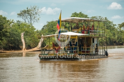 Ferry de Marco Polo en el río Orteguaza