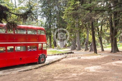 Bus inglés rojo — Parque El Chicó, Bogotá