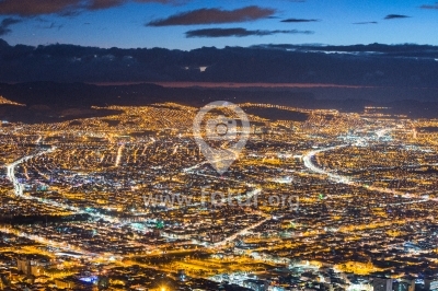Bogotá de noche vista desde Monserrate