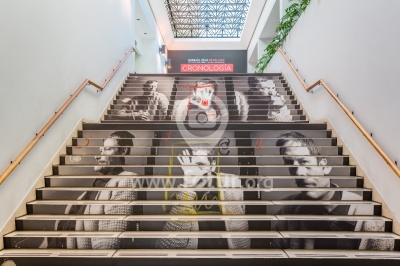Escaleras Exposición Hernán Díaz Revelado